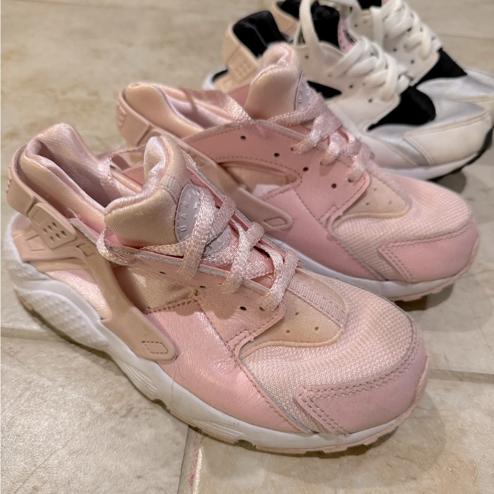 2 for the price of 1! Huarache by Nike kids sneakers